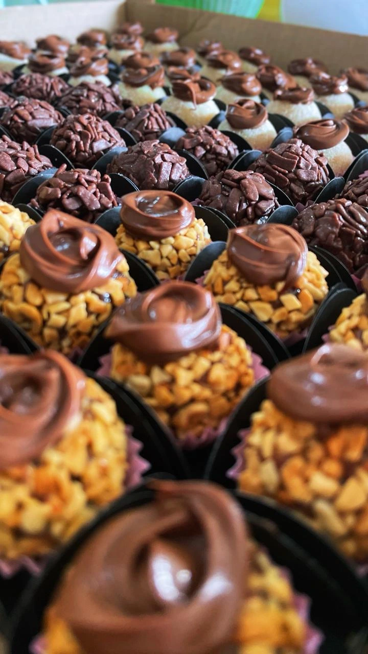 Cento de docinhos com brigadeiro de charge com nutella, brigadeiro Tradicional e brigadeiro de ninho com nutella